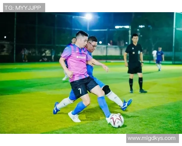 当红足球球星携手粉丝共创激情互动合拍瞬间