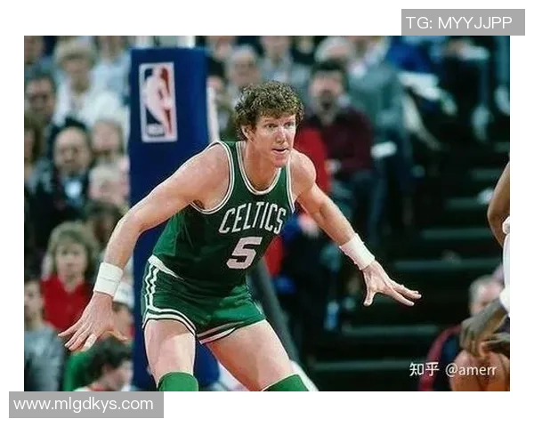 足球球星青春不再：从巅峰到暮年，足球人生的转折与挑战