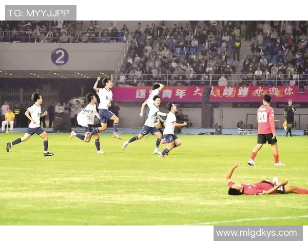 可乐携手足球球星燃动绿茵点燃激情释放青春活力 可乐携手足球球星燃动绿茵点燃激情释放青春活力